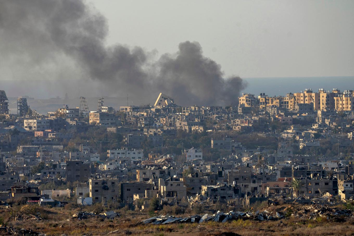 Rök efter en attack i Gaza, på bild tagen från södra Israel under onsdagen. Foto: Ohad Zwigenberg/AP/TT