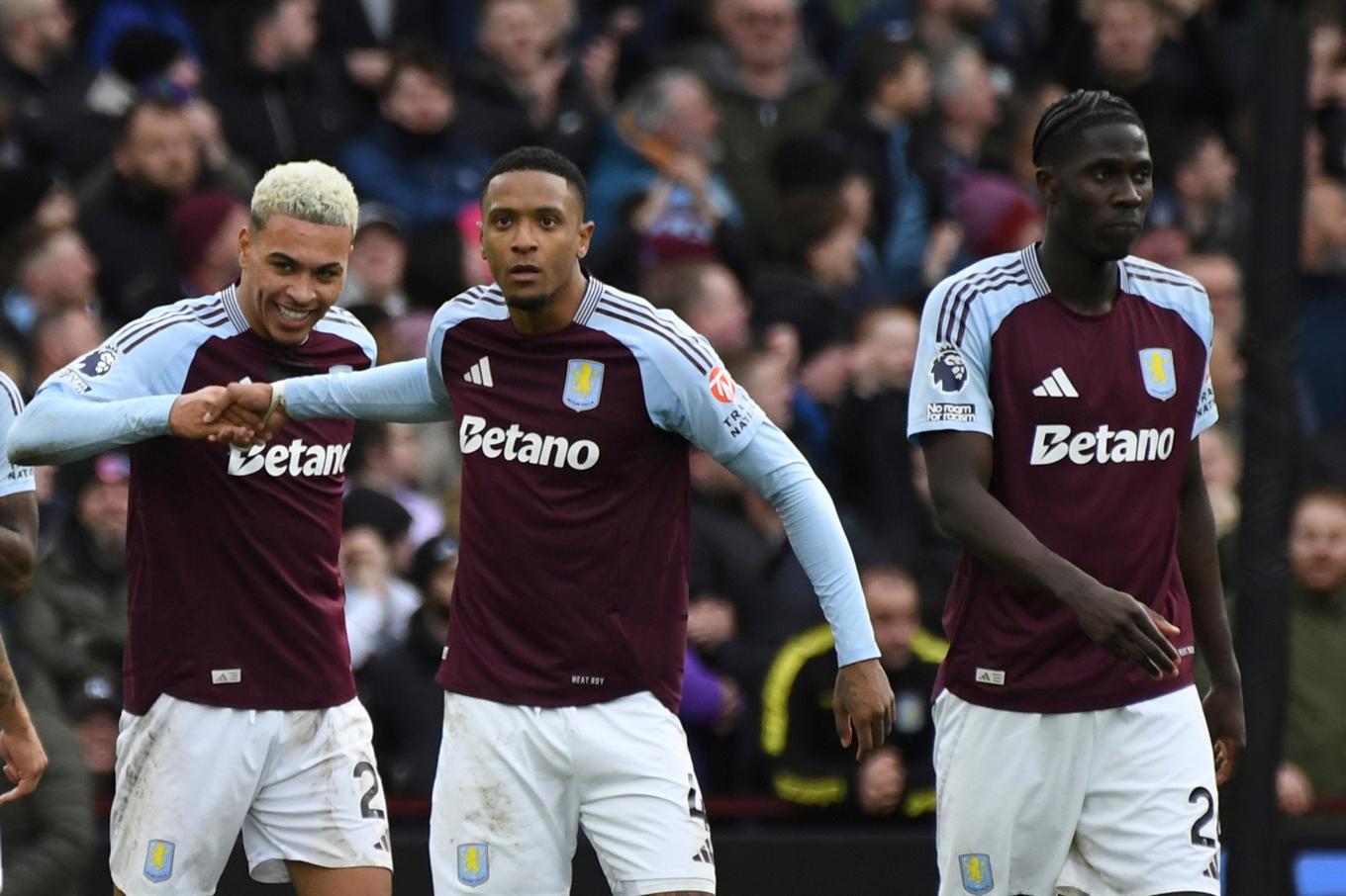 Aston Villas Morgan Rogers, till vänster, firar med lagkamrater efter sitt 2–0-mål. Foto: Rui Vieira/AP/TT