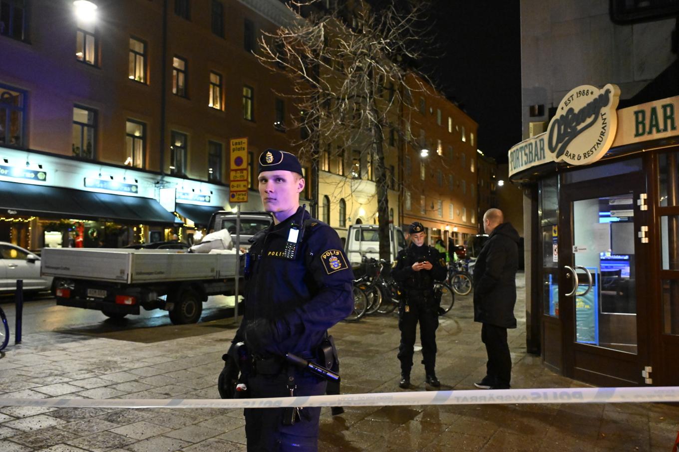 Polis och räddningstjänst på plats efter larm om smällar på Östermalm i Stockholm på lördagskvällen. Foto: Anders Wiklund/TT