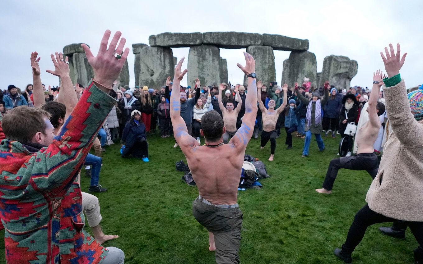 Tusentals människor samlades vid Stonehenge för att möta gryningen på årets kortaste dag. Foto: Andrew Matthews/AP/TT