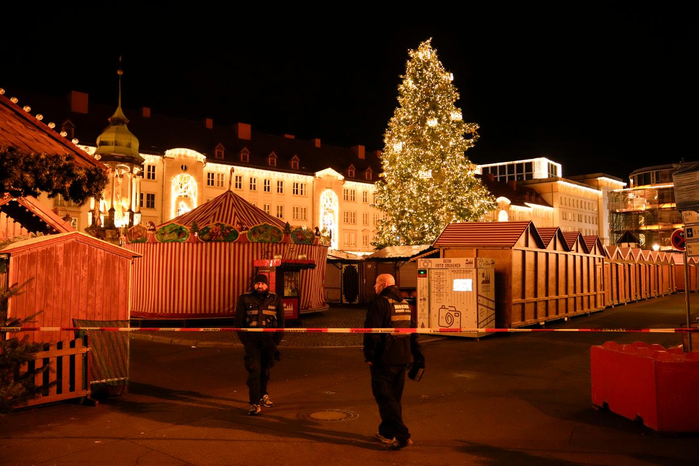 Säkerhetsvakter framför den avspärrade julmarknaden i Magdeburg. Foto: Ebrahim Noroozi/AP/TT