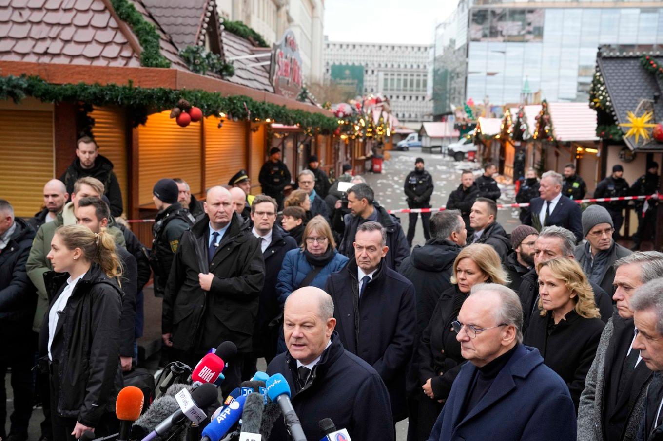 Tysklands förbundskansler Olaf Scholz på plats vid marknadsområdet på lördagen. Foto: Michael Probst/AP/TT