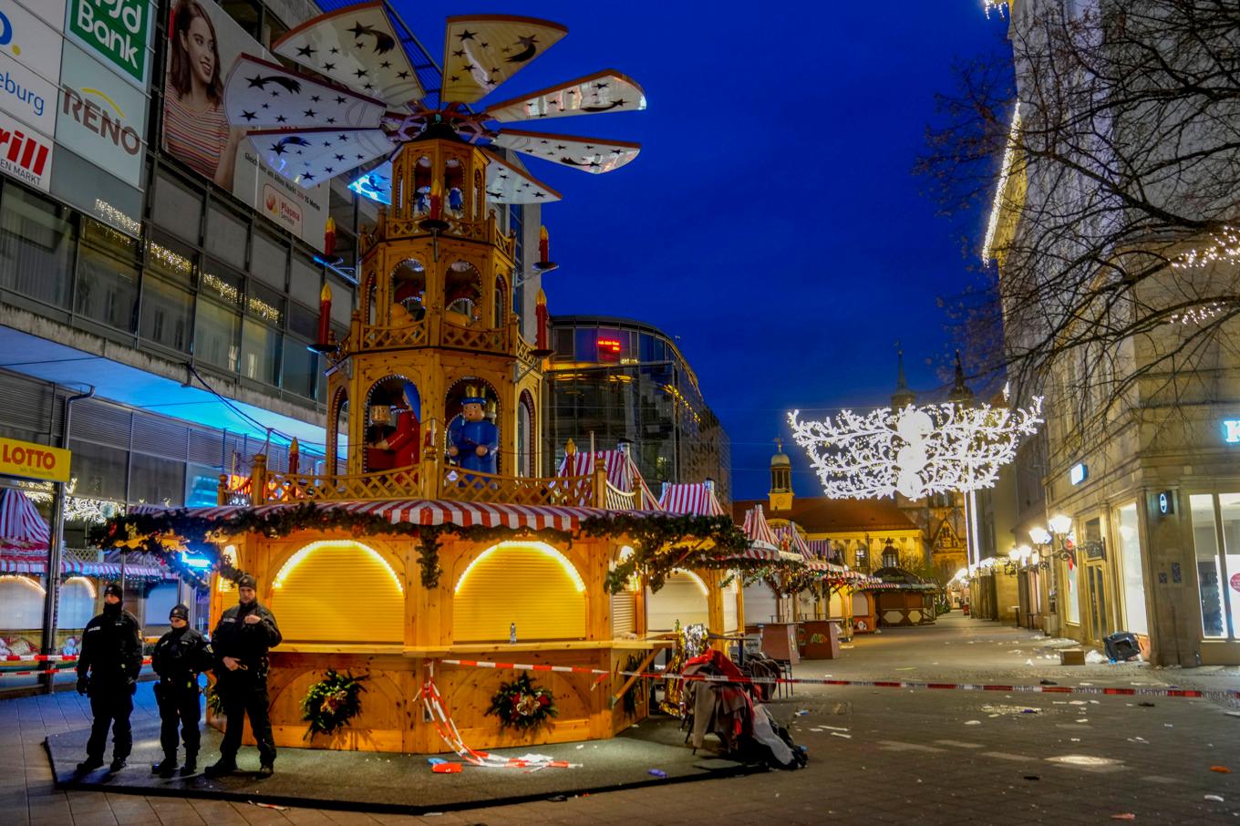 Julmarknaden i tyska Magdeburg är stängd under lördagen, efter att fem personer dödats i en bilattack under fredagen. Foto: Michael Probst/AP/TT