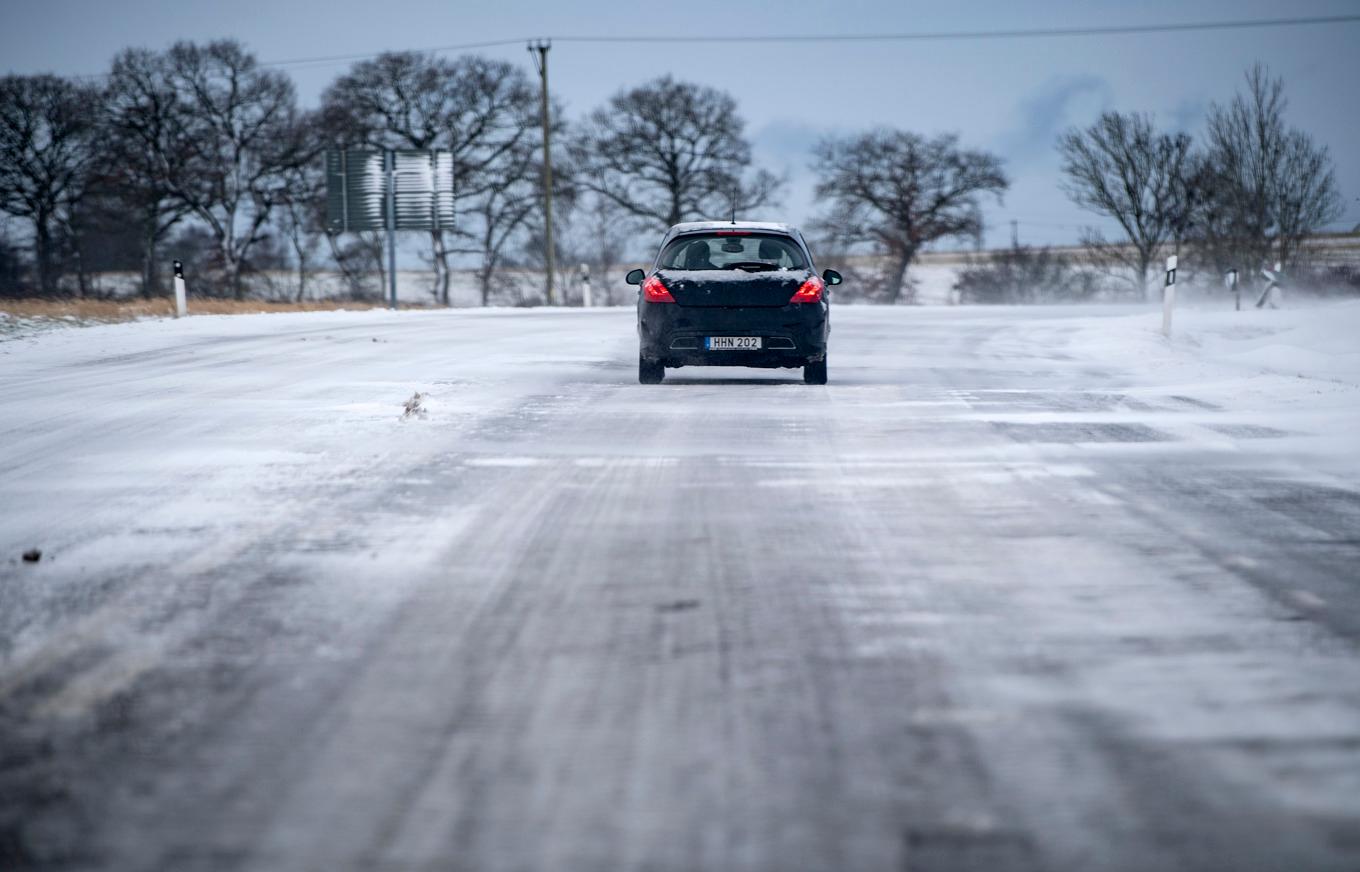 Det kan bli besvärligt i trafiken på sina håll i Svealand, varnar SMHI. Arkivbild. Foto: Johan Nilsson/TT