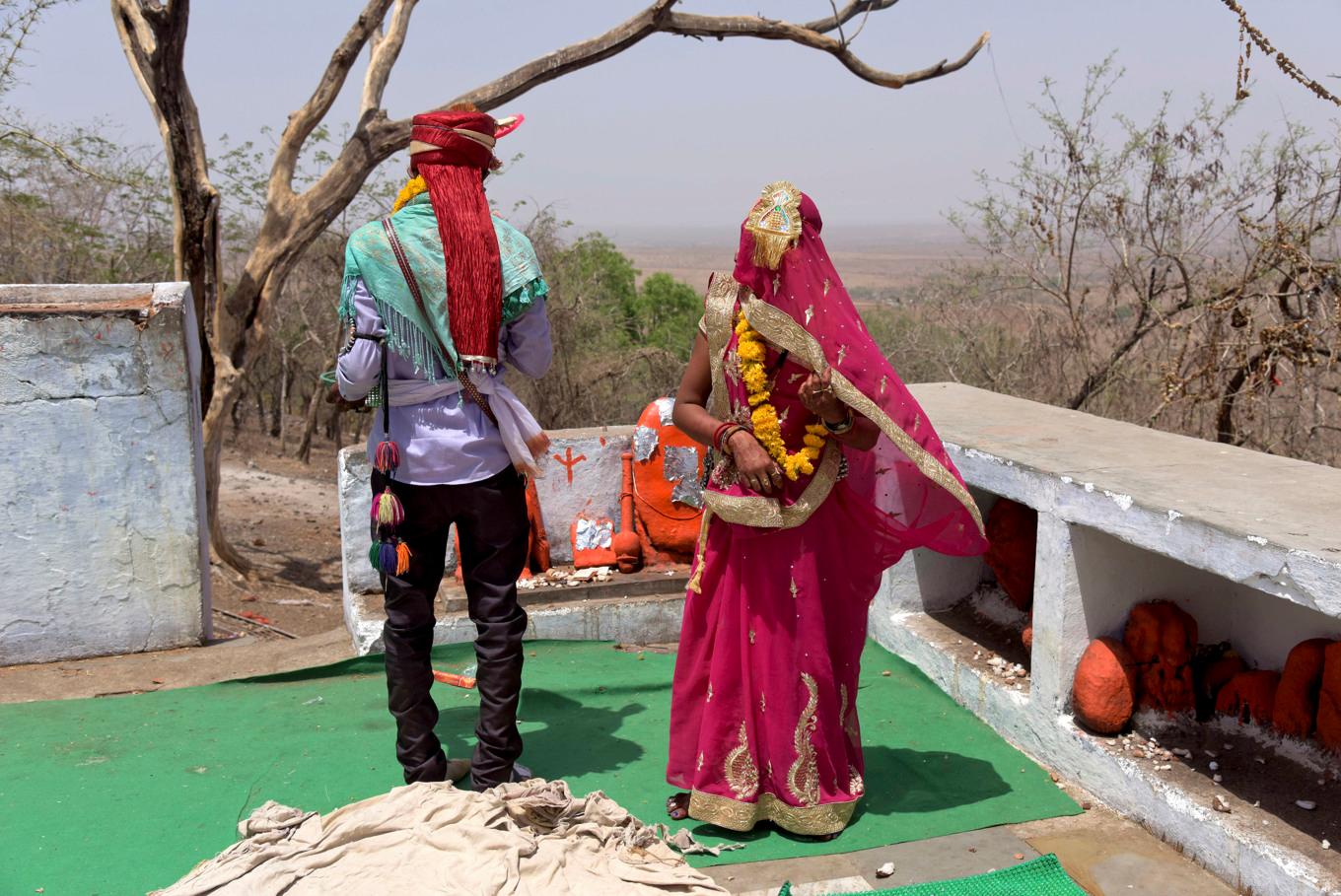 En barnbrud utför ritualer med brudgummen efter att ha gift sig i ett hinduiskt tempel nära Rajgarh i delstaten Madhya Pradesh i Indien. Arkivbild. Foto: Prakash Hatvalne/AP/TT