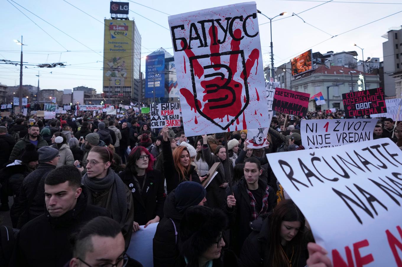 Människor i Belgrad demonstrerar mot serbiska myndigheter. Foto: Darko Vojinovic/AP/TT