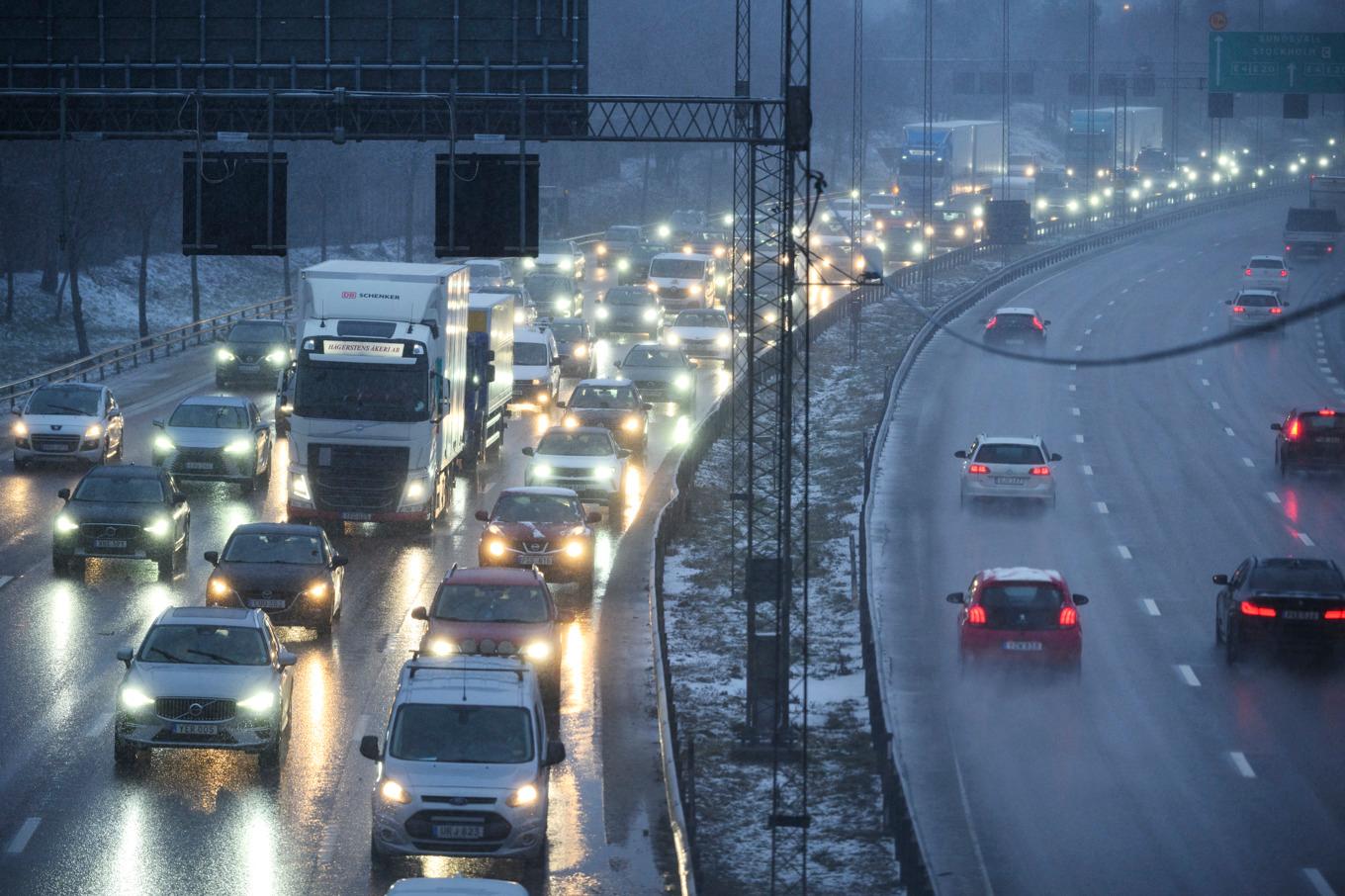 Trafikverket uppmanar trafikanter till att hålla avstånd och hastigheten när halkan slår till på flera sträckor i landet. Arkivbild Foto: Jessica Gow/TT