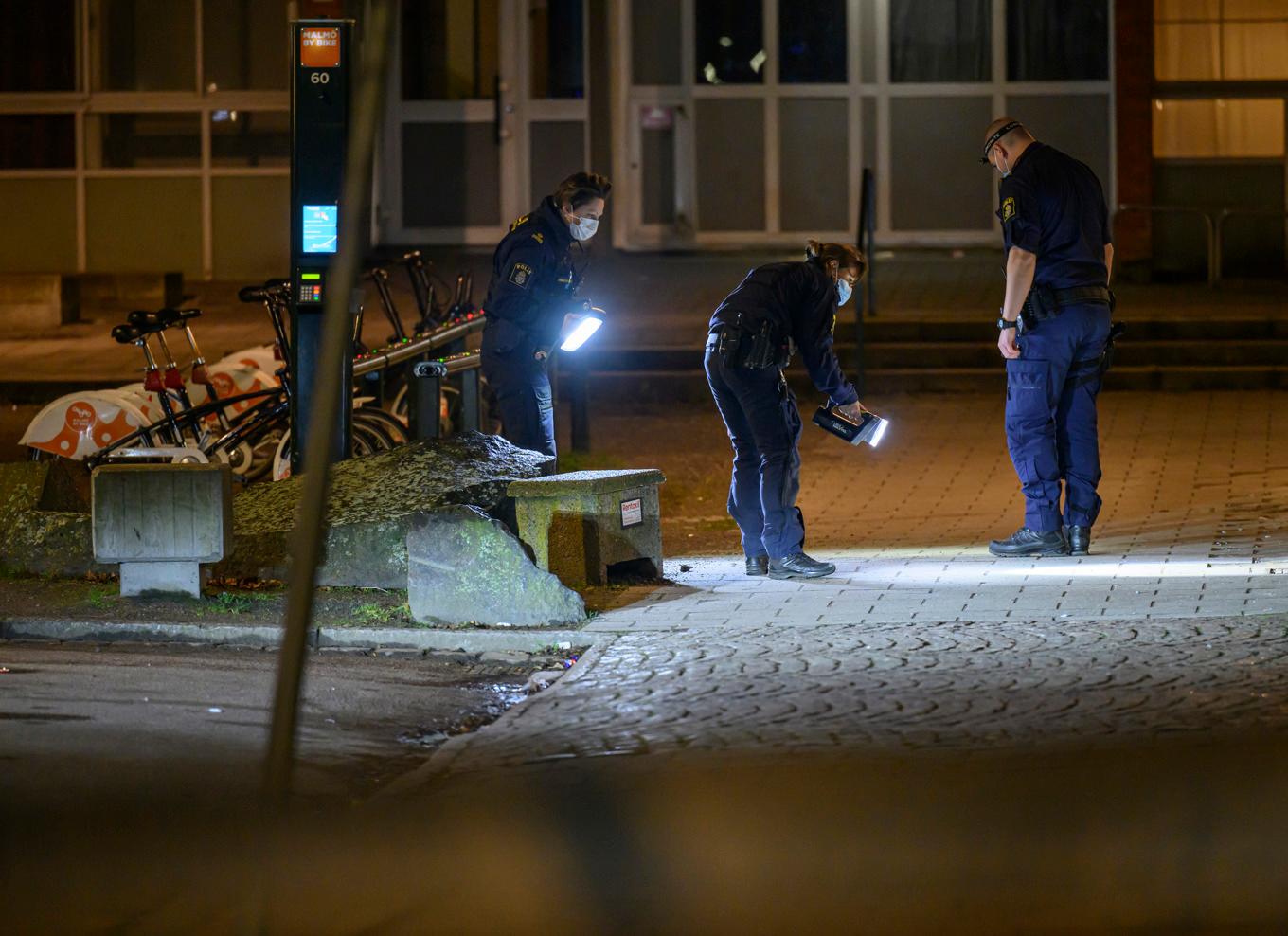 Polis och kriminaltekniker på plats på Bennets väg på Rosengård i Malmö tidigt på måndagsmorgonen efter en explosion vid ett flerfamiljshus. Foto: Johan Nilsson/TT