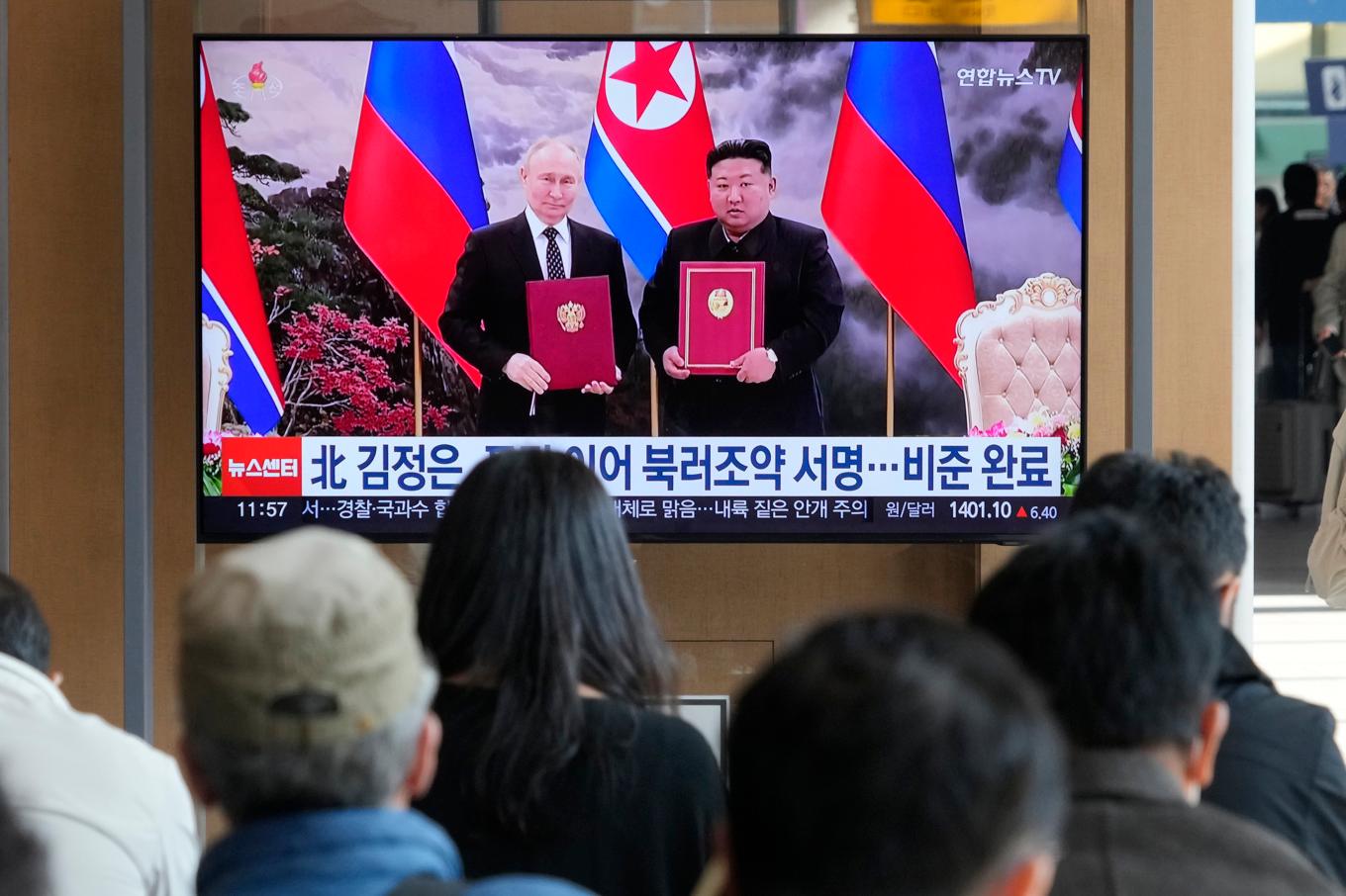 En arkivbild på ett av Putins och Kims toppmöten visas i sydkoreansk tv. Foto: Ahn Young-Joon/AP/TT