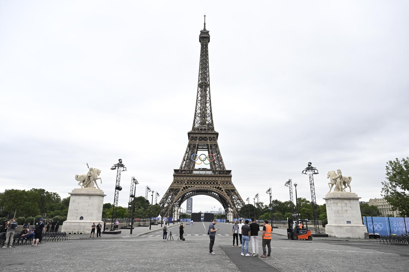 Eiffeltornet i Paris tvingades evakuera på grund av kortslutning i en hiss. Foto: Jessica Gow/TT