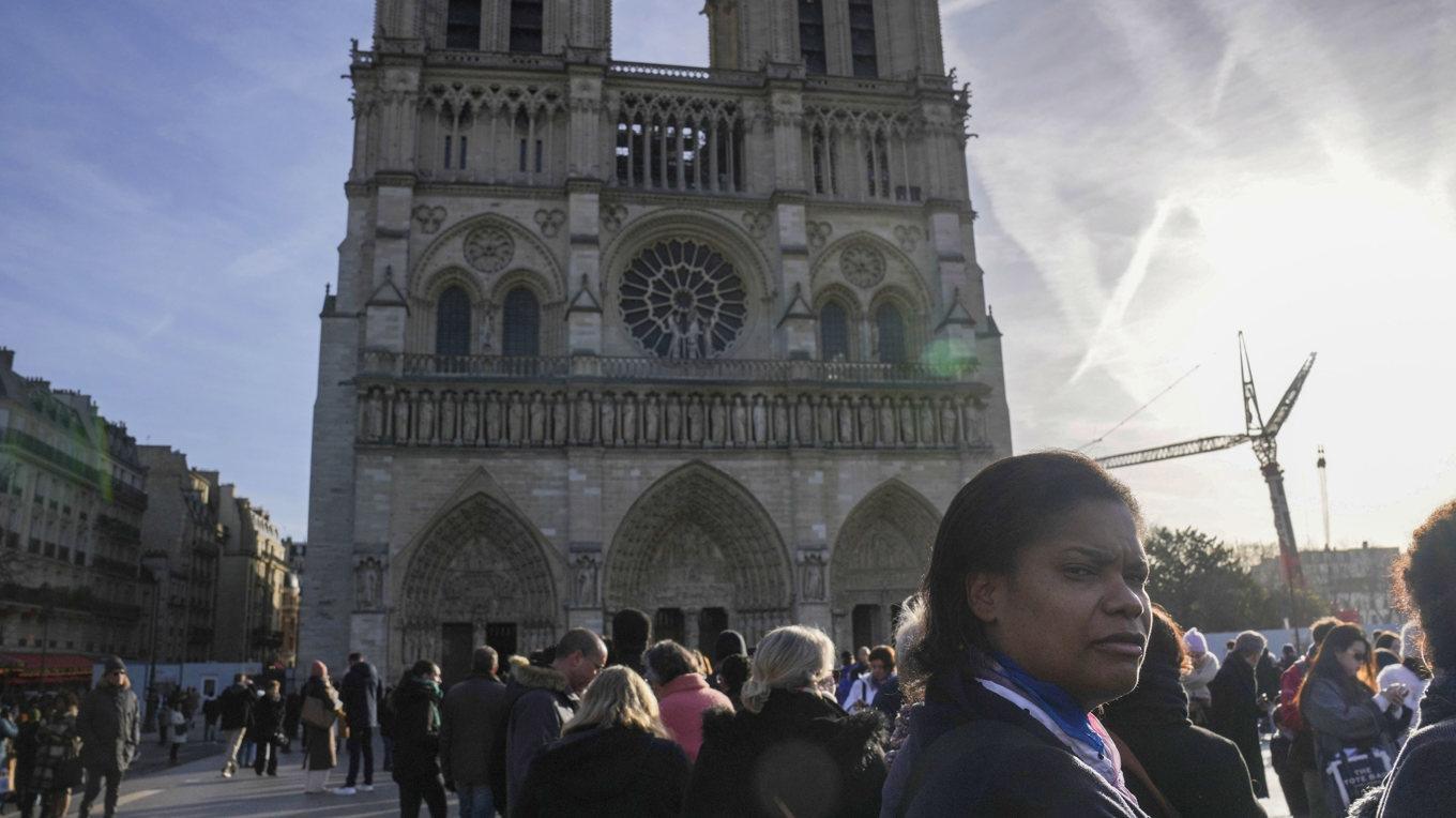 Människor köar utanför Notre Dame i centrala Paris. Foto: Thibault Camus/AP/TT