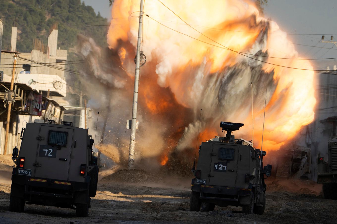 Explosion från en spränganordning, ditlagd av palestinska stridande och detonerad av israeliska soldater under en räd i Nur Shams på ockuperade Västbanken under julafton. Foto: Majdi Mohammed/AP/TT