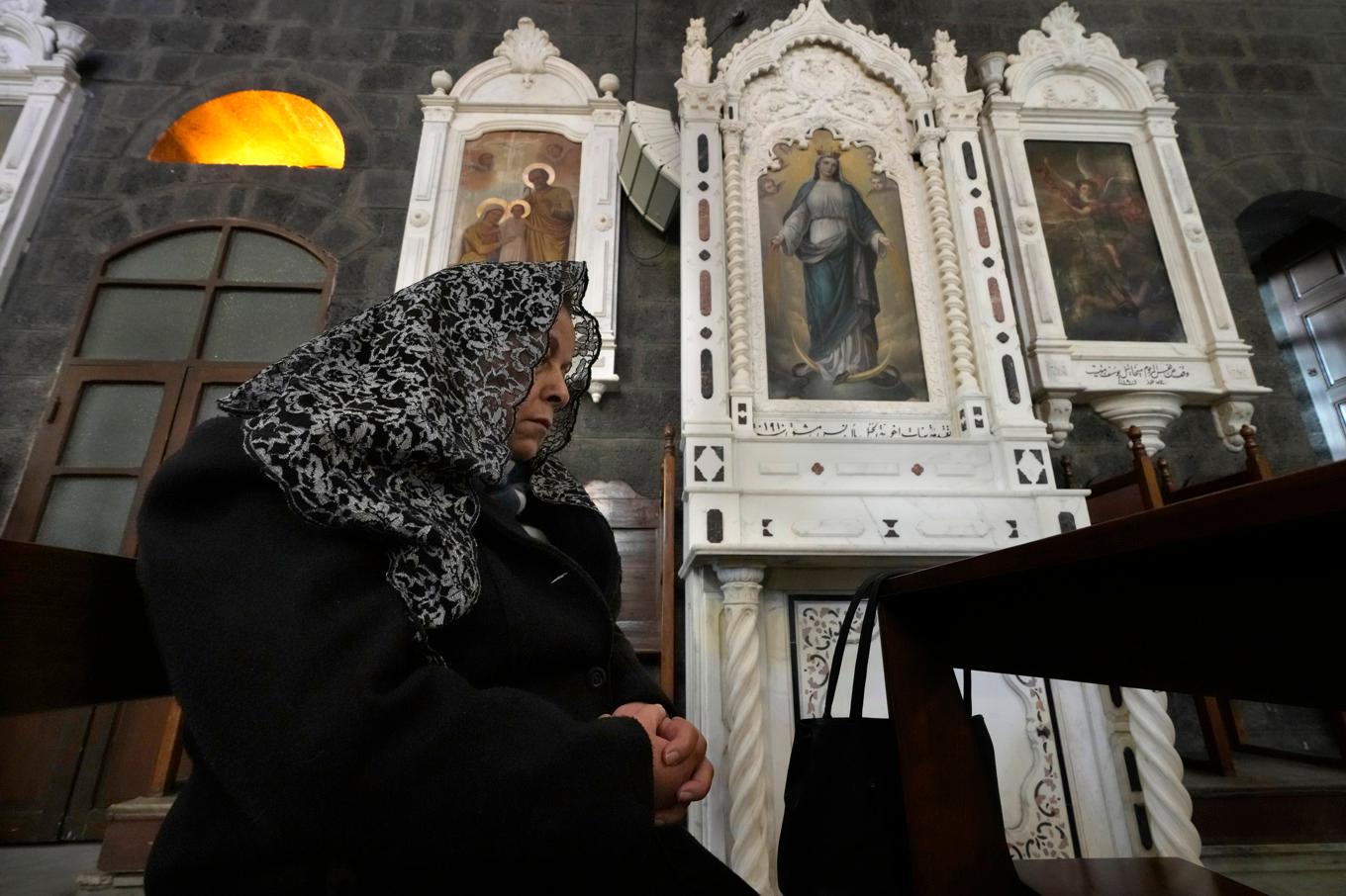 En syriska på en mässa i en Damaskus-kyrka i förra veckan, efter diktatorn Bashar al-Assads fall. Foto: Hussein Malla/AP/TT