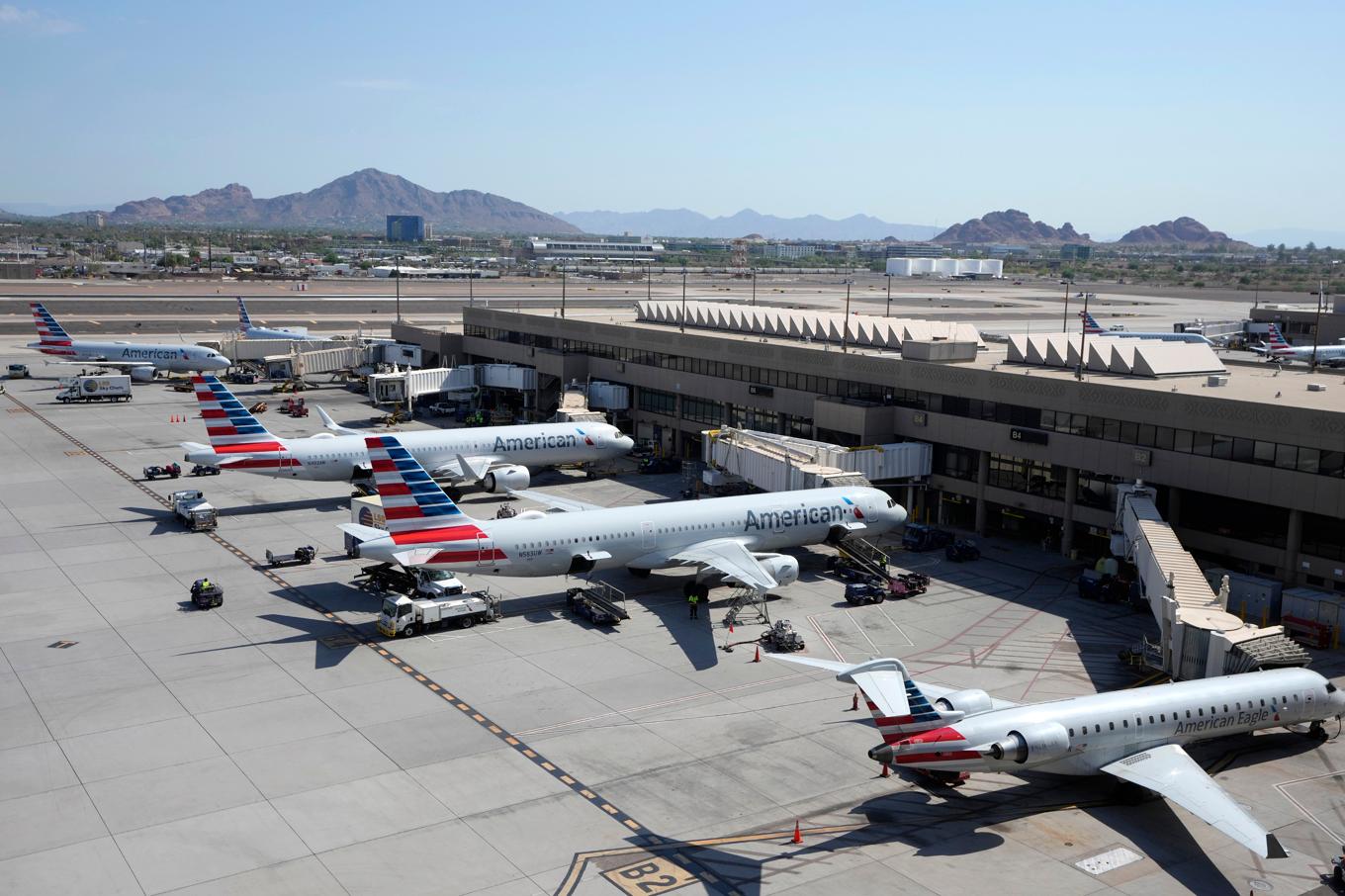 Samtliga American Airlines flygplan står kvar på marken på grund av tekniska problem. Arkivbild. Foto: Ross D. Franklin/AP/TT