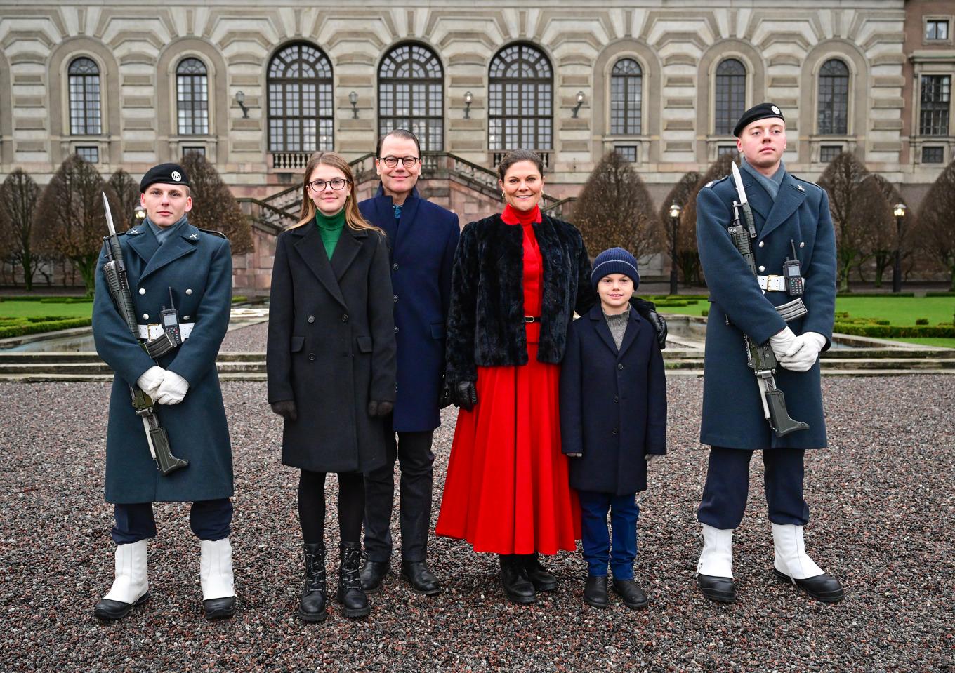 Kronprinsessan Victoria och prins Daniel besökte tillsammans med prinsessan Estelle och prins Oscar högvakten på Stockholm slott under julaftonens morgon. Foto: Jonas Ekströmer/TT