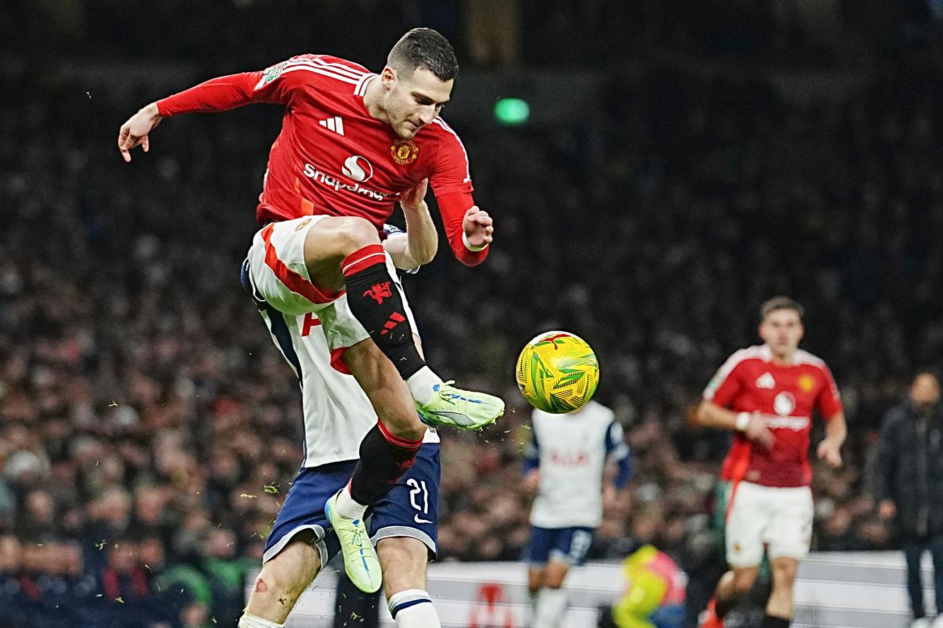 Manchester United-stjärnan Diogo Dalot bjöd hemlösa på julmat. Arkivbild. Foto: Dave Shopland/AP/TT