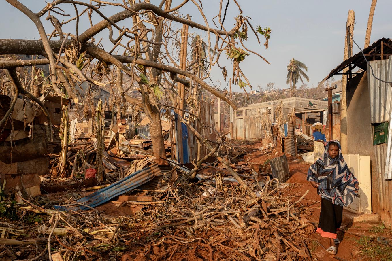 En flicka går bland förödelsen på Mayotte. Foto: Adrienne Surprenant/AP/TT