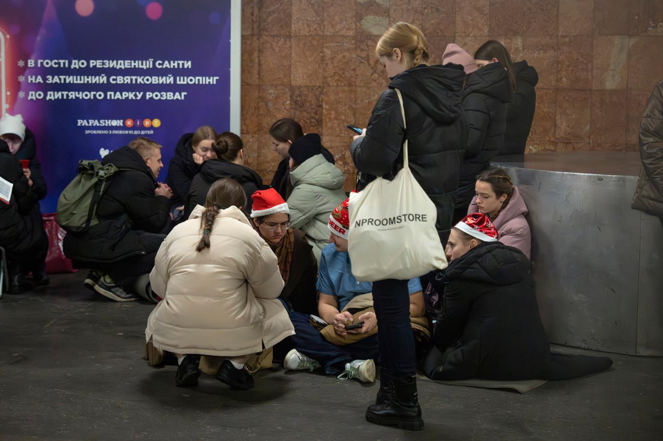 Människor söker skydd på en tunnelbanestation i Kiev på julafton. Foto: Efrem Lukatsky/AP/TT