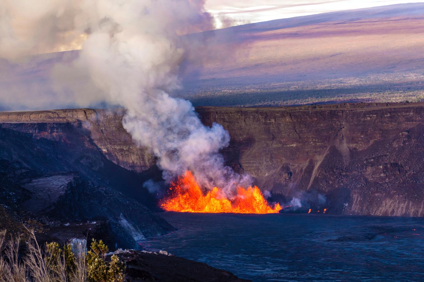 Världens mest aktiva vulkan, Kilauea, sprutar lava igen. Foto: Janice Wei/AP/TT