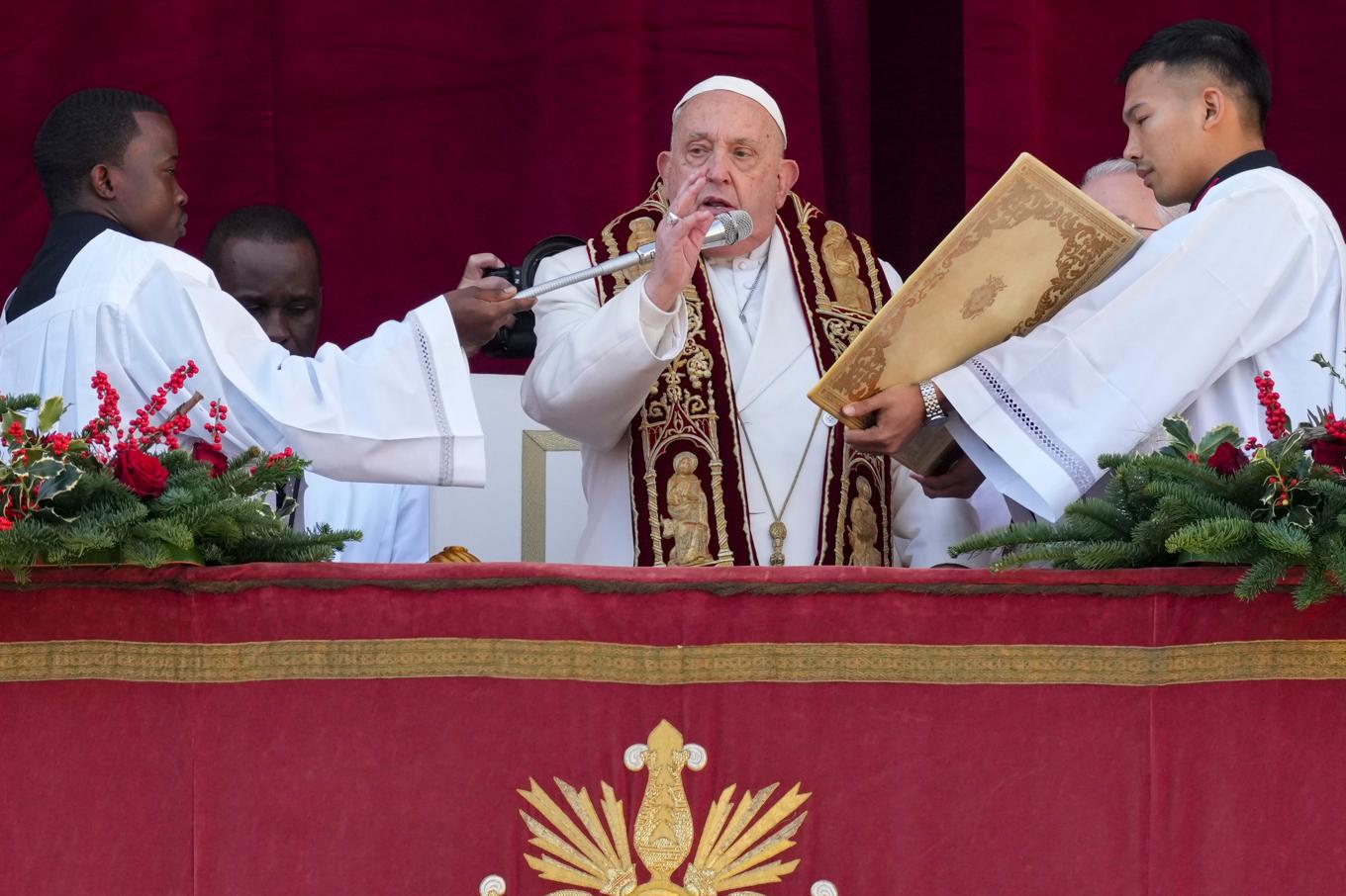 Påve Franciskus under det traditionsenliga talet "Urbi et Orbi" (till staden och världen) på onsdagen. Foto: Andrew Medichini/AP/TT