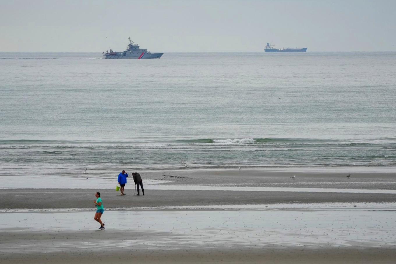 Ett fartyg tillhörande Frankrikes gendarmeri patrullerar stranden vid semesterorten Wimereux. Arkivbild. Foto: Nicolas Garriga/AP/TT