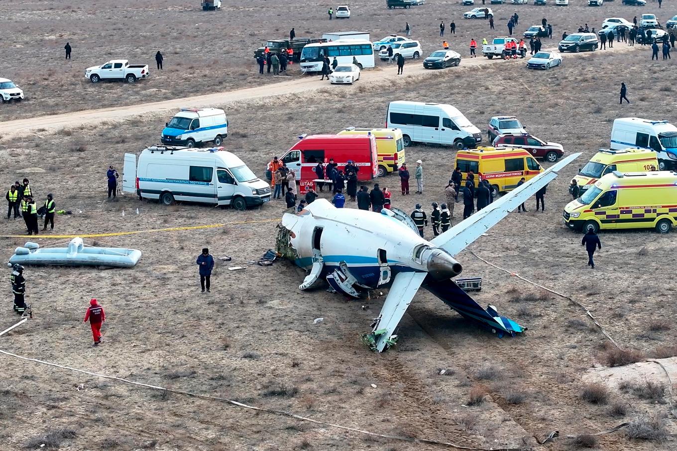 Flygplanet som kraschade i Kazakstan hade troligtvis beskjutits, enligt samstämmiga experter. Foto: Azamat Sarsenbayev/AP/TT