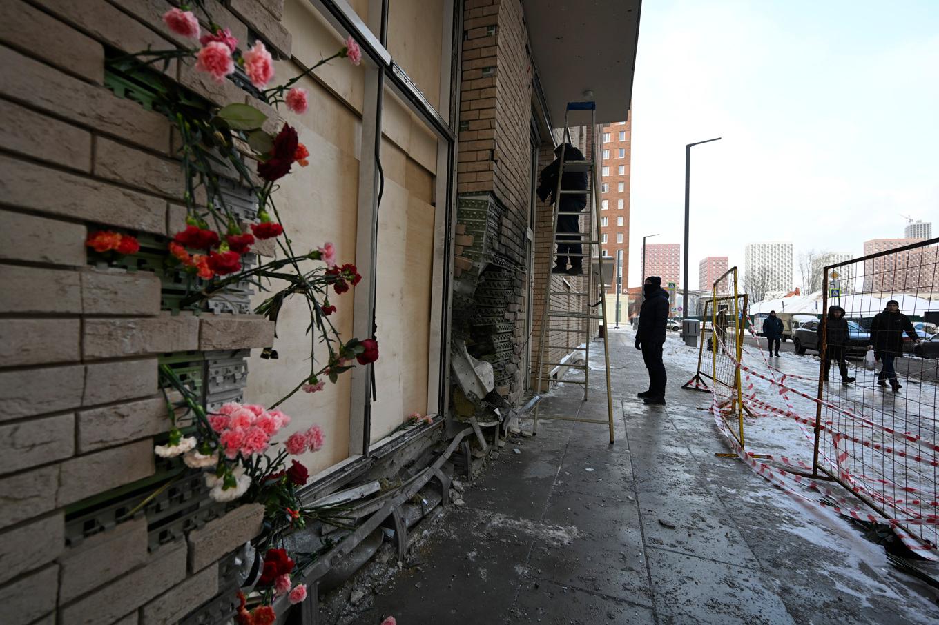 Blommor på platsen där Igor Kirillov dödades i Moskva i förra veckan. Foto: Dmitrij Serebrjakov/AP/TT