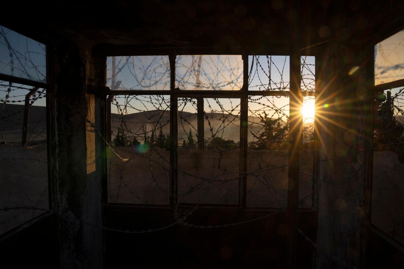 Ruinliknande rester av det ökända fängelset Saydnaya, kallat "mänskligt slakthus", i Syrien. Arkivbild. Foto: Leo Correa/AP/TT