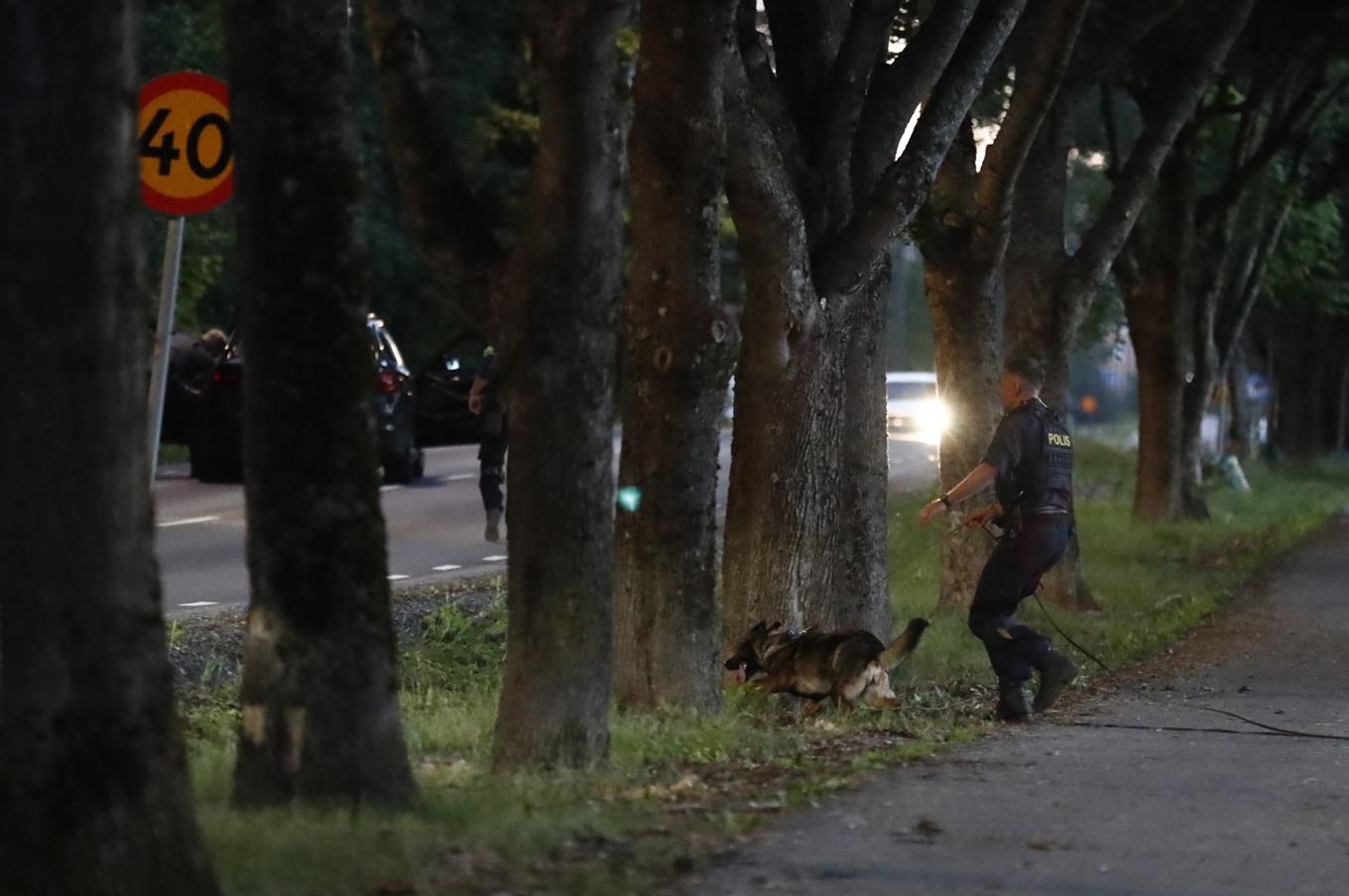 Polis på plats sedan en man hittats skottskadad inomhus i Åkersberga. Arkivbild. Foto: TT