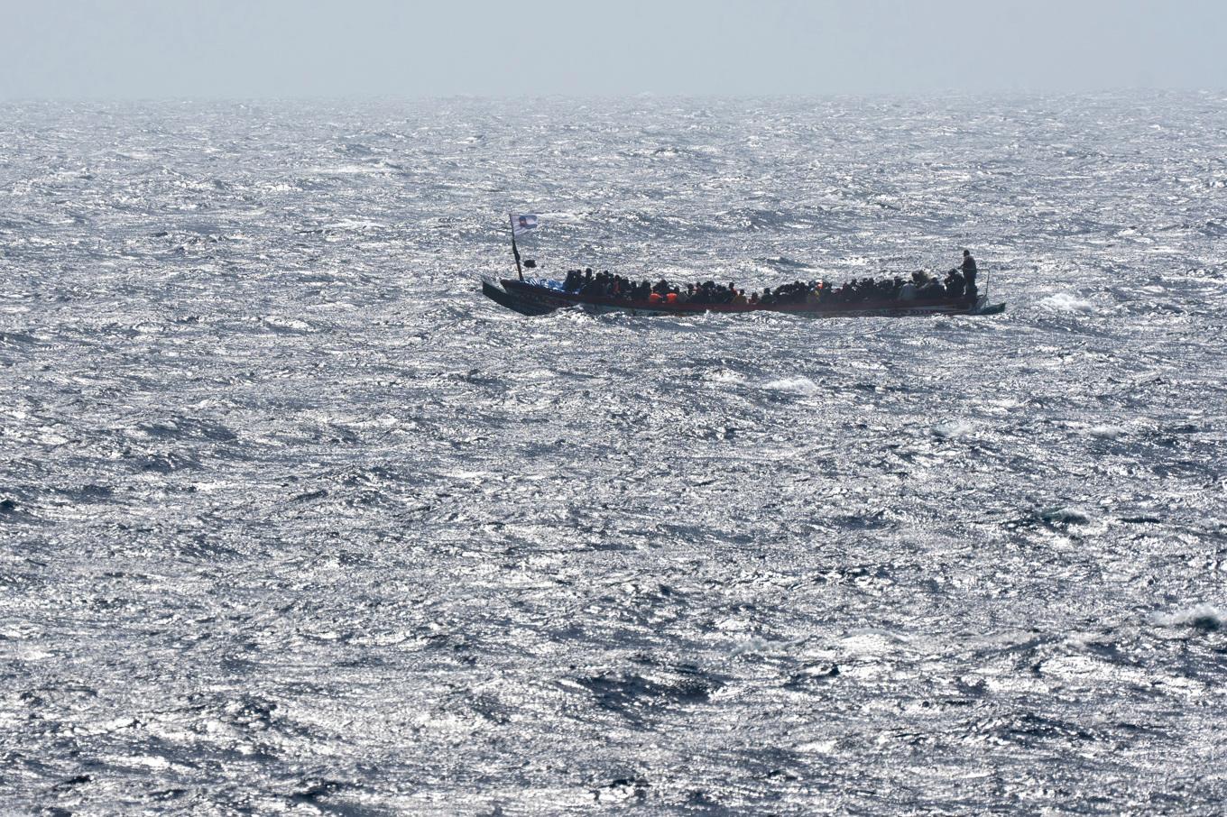 Migranter på väg till kanarieön El Hierro i augusti. Arkivbild. Foto: Maria Ximena/AP/TT