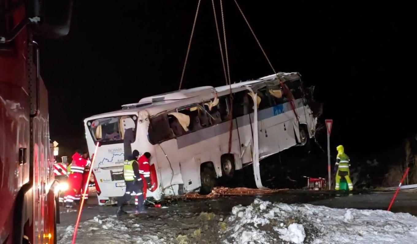 Bussen i Nordnorge har bärgats efter torsdagens olycka då tre personer omkom. Foto: Jens Andre M. Birkeland/NTB/TT