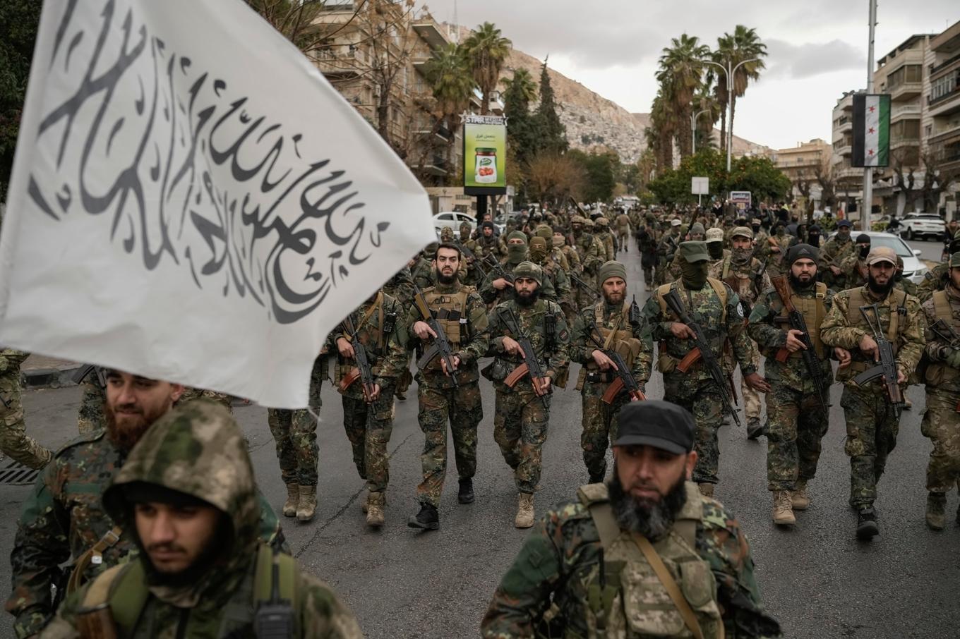 Soldater i den nya syriska armén marscherar i Damaskus. Foto: Leo Correa/AP/TT