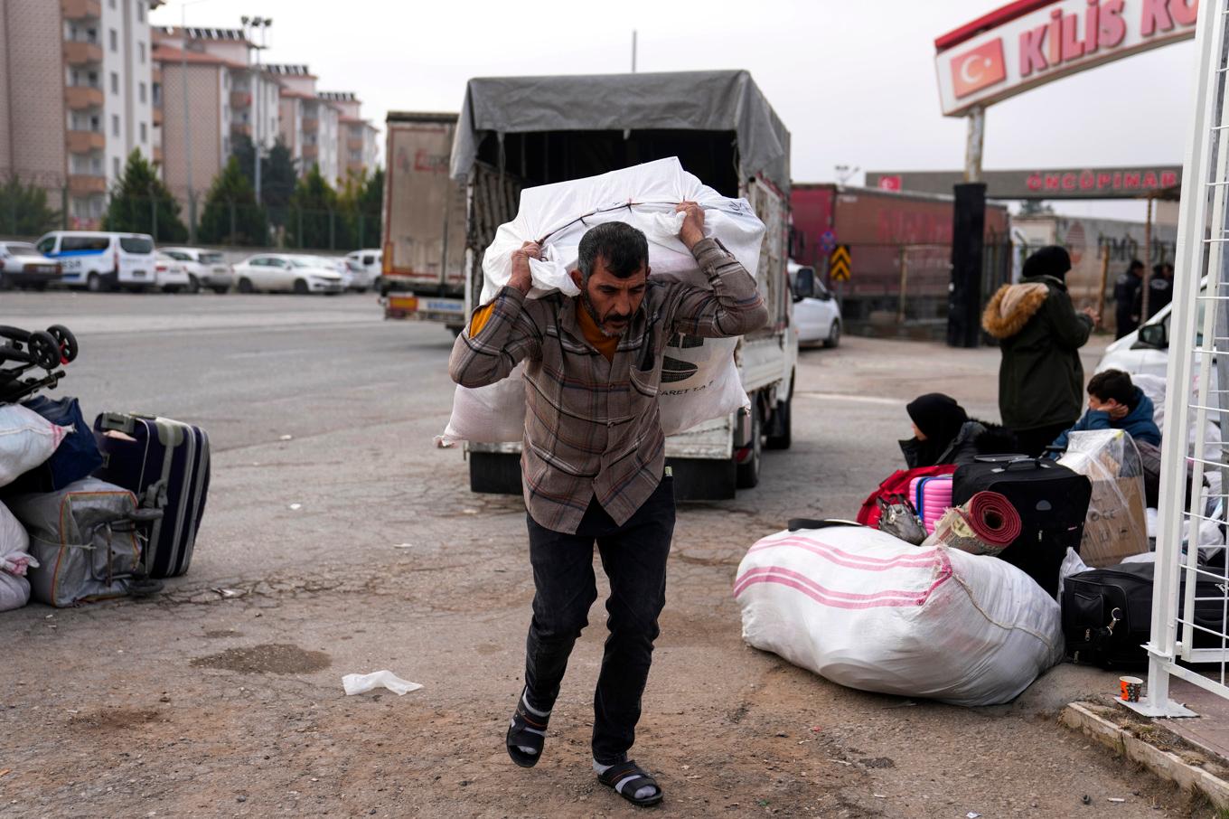 En syrisk flykting återvänder till hemlandet från Turkiet via gränsövergången Oncupinar nära staden Kilis. Arkivbild. Foto: Khalil Hamra/AP/TT