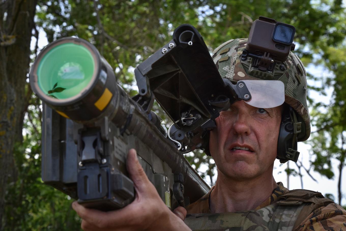 En ukrainsk soldat utrustad med Stinger. Arkivbild. Foto: Andriy Andriyenko/AP/TT