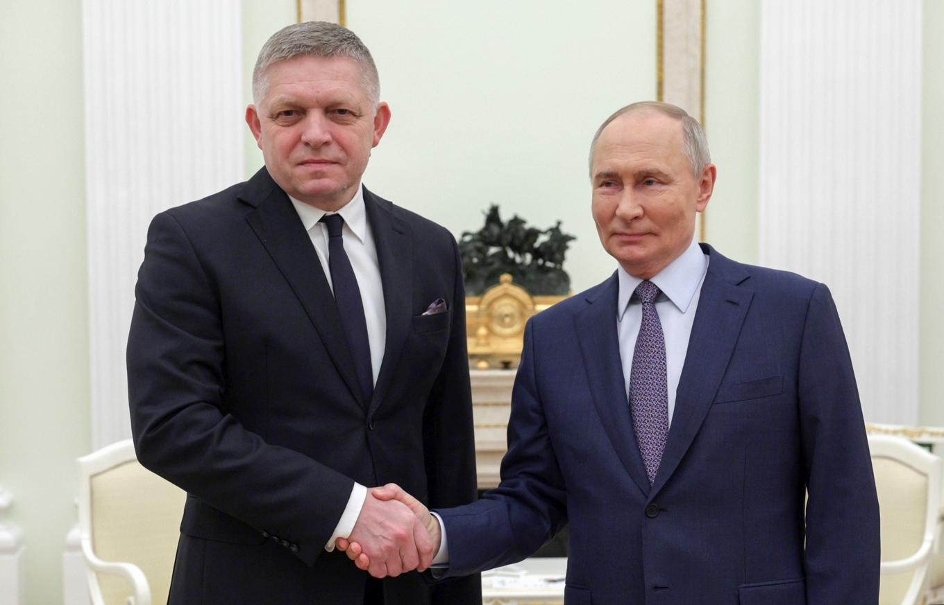 Slovakiens premiärminister Robert Fico, till vänster, tillsammans med Rysslands president Vladimir Putin i mitten till höger. Bild från 22 december. Foto: Gavriil Grigorov/Sputnik via AP/TT