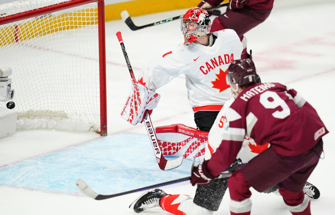 Lettland chockade guldtippade Kanada i gruppspelet i Junior-VM och vann med 3–2 efter straffar. Lettlands Eriks Mateiko både kvitterade i den tredje perioden, till 1–1 (bilden) och satte segermålet i straffläggningen. Foto: Sean Kilpatrick/AP/TT