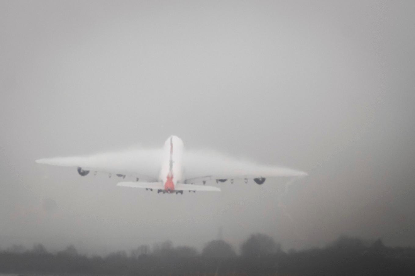 Ett av British Airways plan har fått tillstånd att lyfta på Heathrow i London. Stora störningar rapporteras i trafiken på grund av dimma. Foto: James Manning/PA via AP/TT