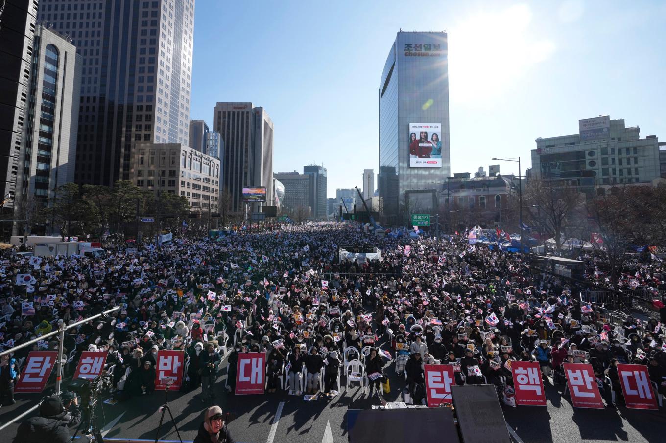 Anhängare till Sydkoreas avstängde president Yoon Suk Yeol demonstrerar i Seoul under lördagen mot riksrättsprocessen mot honom. Foto: Lee Jin-Man/AP/TT