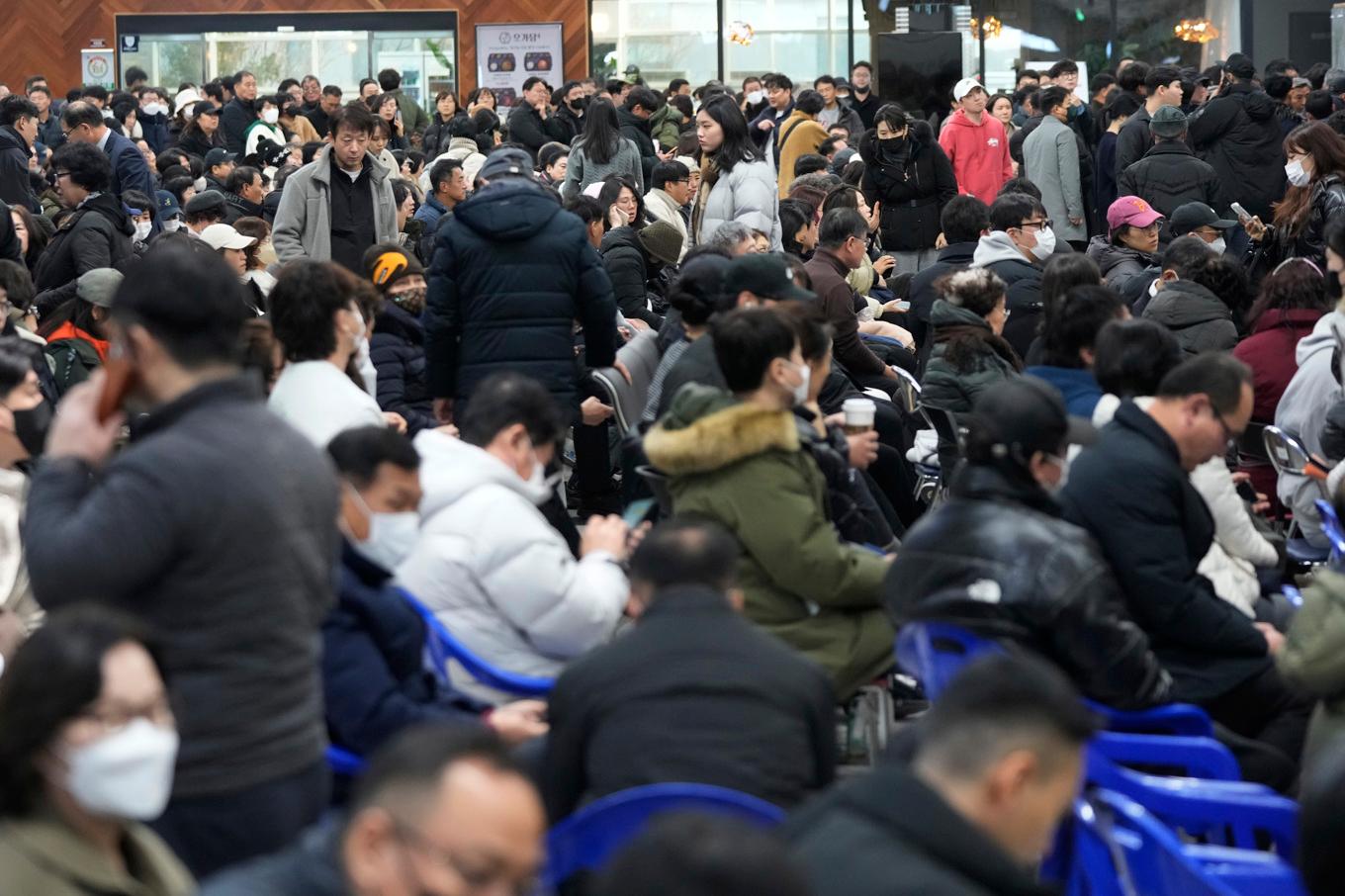 På sydkoreanska Muans internationella flygplats har anhöriga till de omkomna passagerarna samlats. Foto: Ahn Young-joon/AP