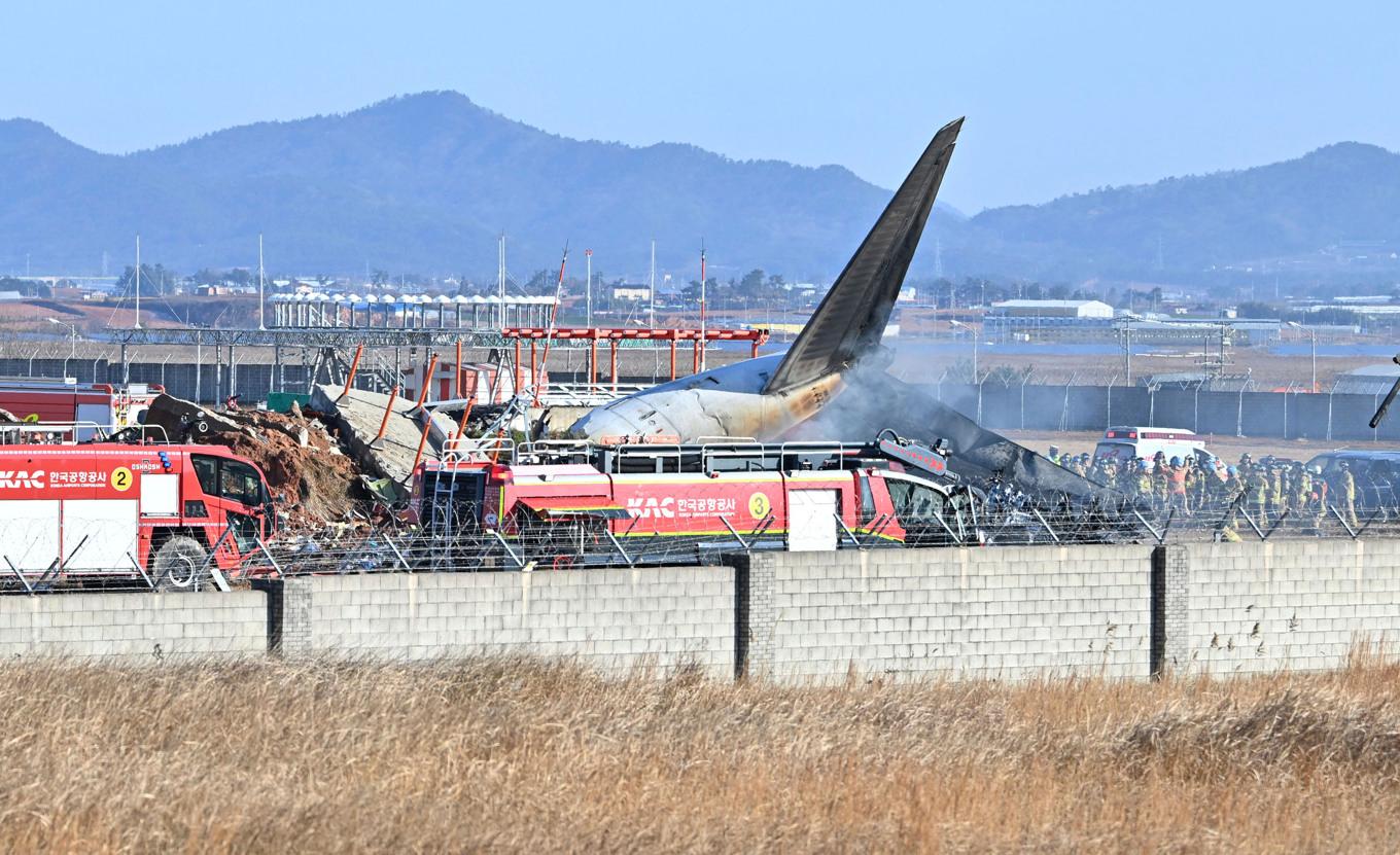 Räddningspersonal på plats vid flygkraschen i Sydkorea. Foto: Lee Young-ju/AP/TT