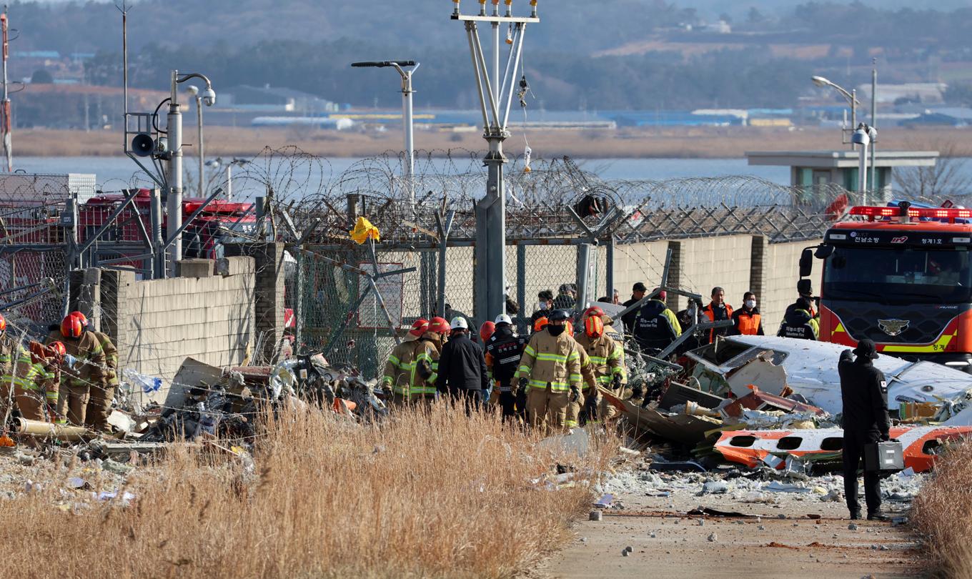 Vittnen till flygplanskraschen i Sydkorea uppger att de hörde explosioner innan kraschen. Foto: Cho Nam-Soo/Yonhap via AP/TT