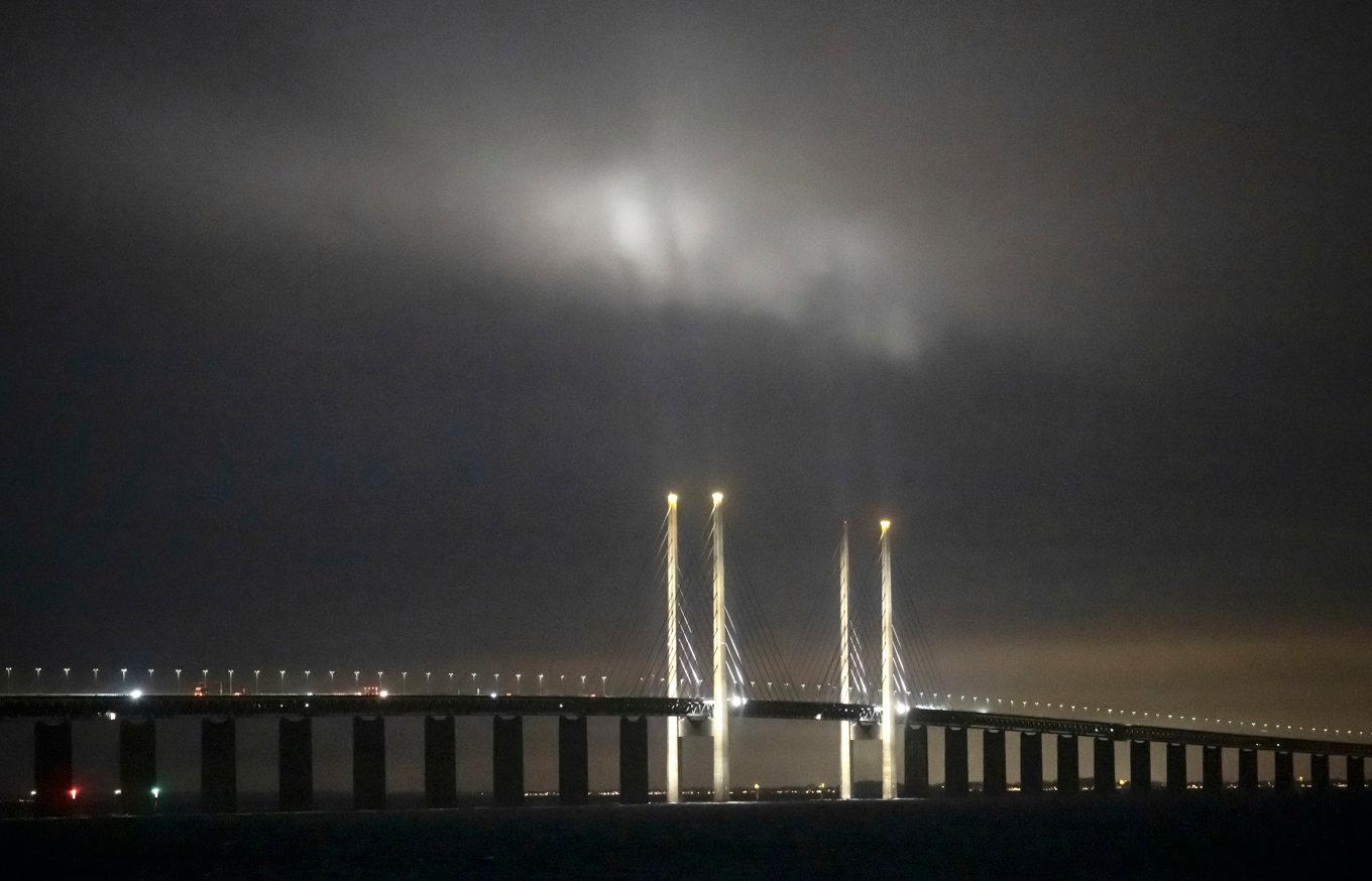 Öresundsbron, här på tredje advent med tre av av fyra pyloner tända, har i år slagit nytt rekord. Foto: Johan Nilsson / TT