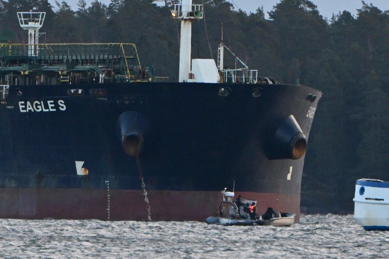 Finländska kustbevakningen stoppar en liten båt med tyska journalister från att komma för nära Eagle S utanför Borgå. Foto: Jussi Nukari/Lehtikuva via AP/TT