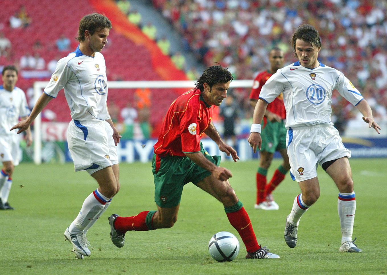 Aleksej Bugajev (till vänster) under fotbolls-EM 2004. Arkivbild. Foto: THOMAS KIENZLE/AP/TT