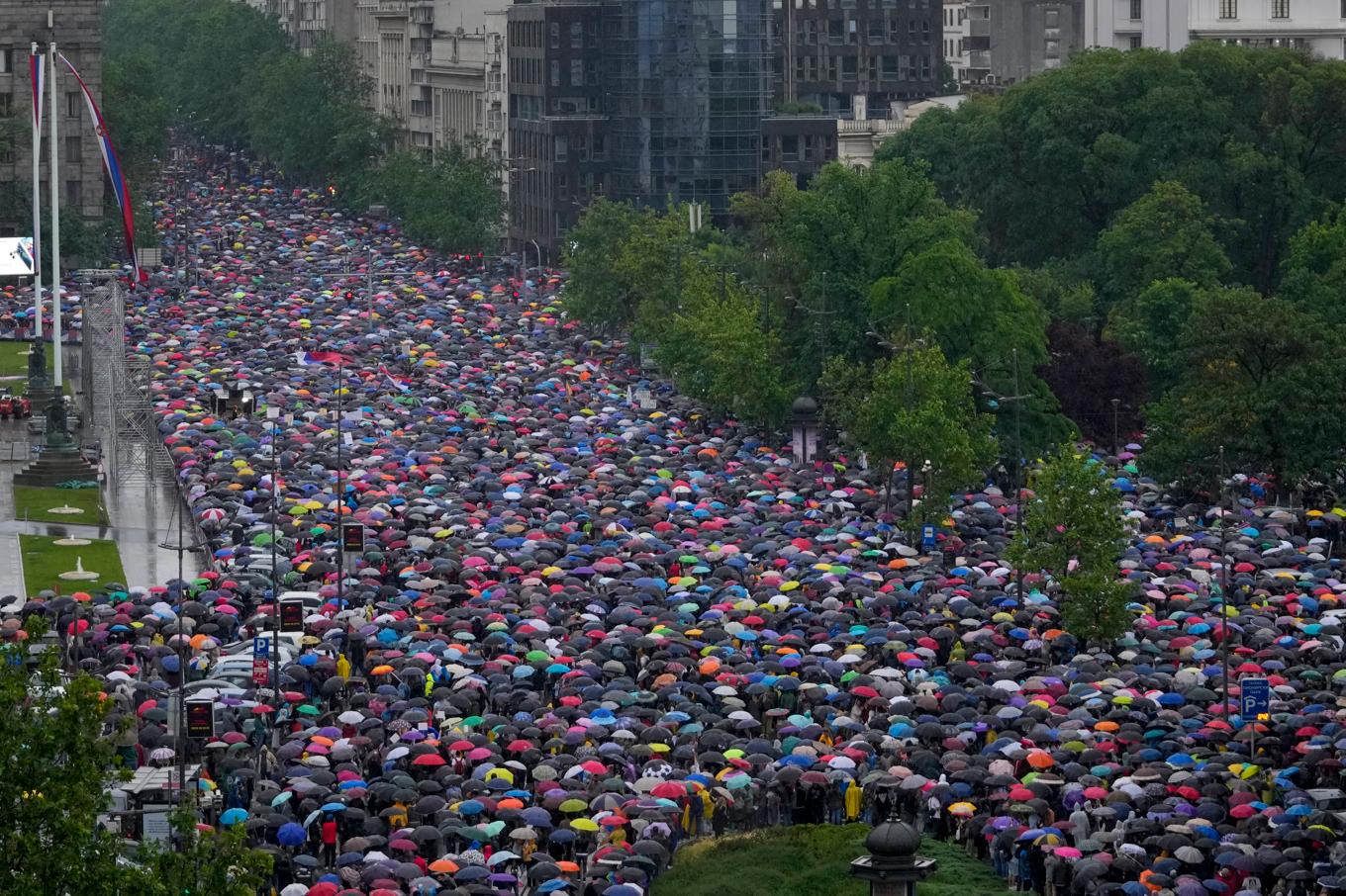 En demonstration i Serbiens huvudstad Belgrad i maj efter dödsskjutningar i landet. Foto: Darko Vojinovic/AP/TT