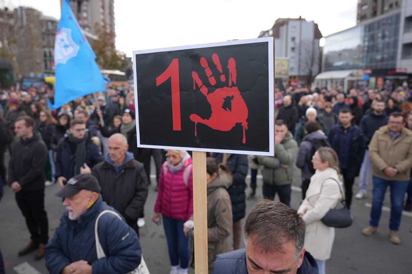 En minnesstund för takkollapsens dödsoffer i Novi Sad i Serbien. Arkivbild. Foto: Darko Vojinovic/AP/TT