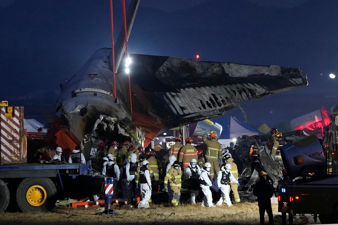 Räddningsinsatsen pågick till sent inpå natten efter söndagens dödliga flygkrasch i södra Sydkorea. Foto: Ahn Young-Joon/AP/TT