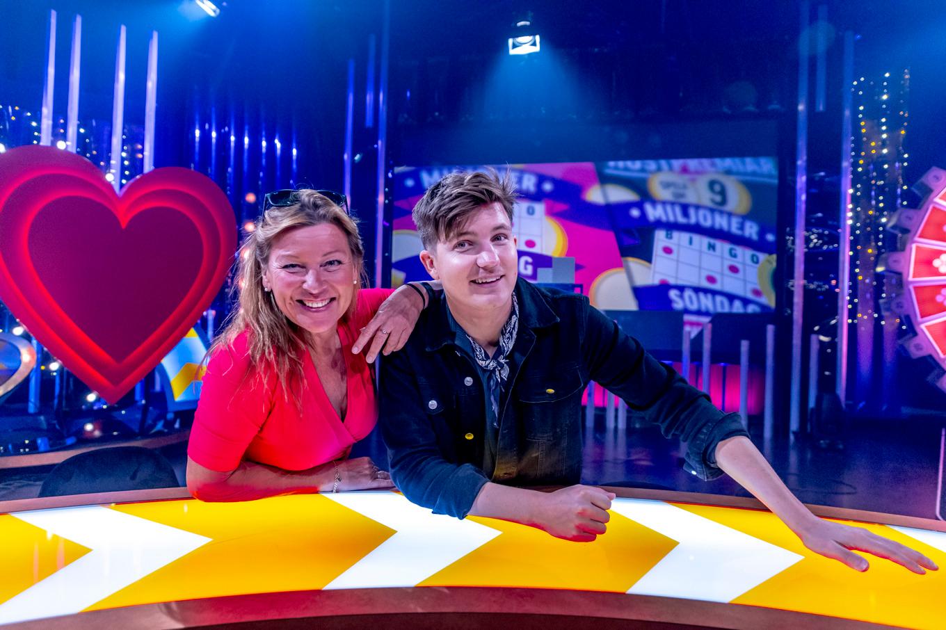 Bingolotto, med programledarna Lotta Engberg och Daniel Norberg, har problem med sina fysiska lotter. Arkivbild. Foto: Adam Ihse/TT