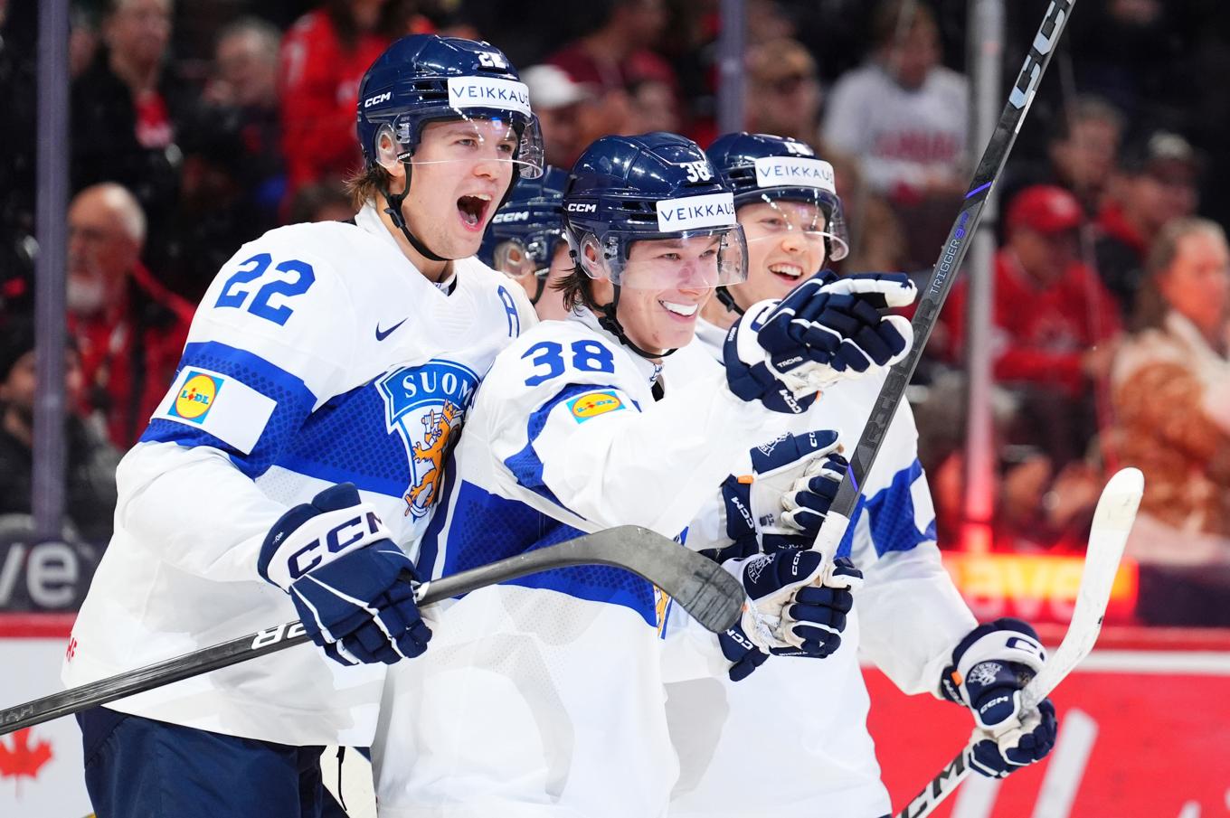 Finlands junior-VM-spelare Jesse Kiiskinen, Kasper Halttunen och Konsta Helenius, här i matchen mot USA; kunde fira efter matchen mot Lettland, som slutade 3–0. Foto: Sean Kilpatrick/Canadian Press via AP/TT