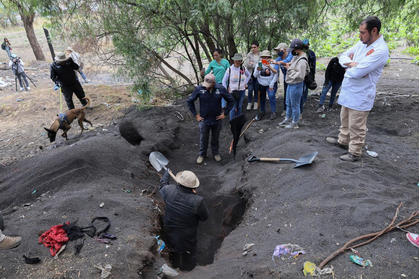 Utgrävningar efter saknade mexikaner i närheten av Mexico City i maj. Foto: Ginnette Riquelme/AP/TT